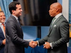 Omar Fernández y Alcalde Eric Adams discuten iniciativas en favor de dominicanos en Nueva York