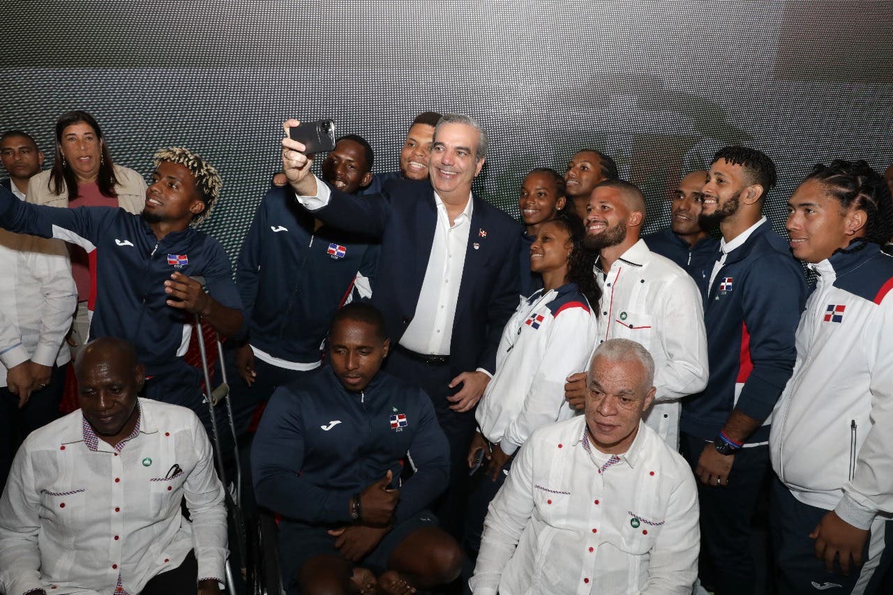 Gobierno entrega Bandera Nacional y despide 57 atletas rumbo a las Olimpiadas de París