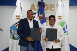 Pro Consumidor y ayuntamiento SDE firman convenio para fortalecer derechos de consumidores