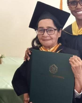 Señora de 88 años se gradúa de enfermería