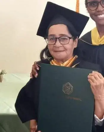 Señora de 88 años se gradúa de enfermería