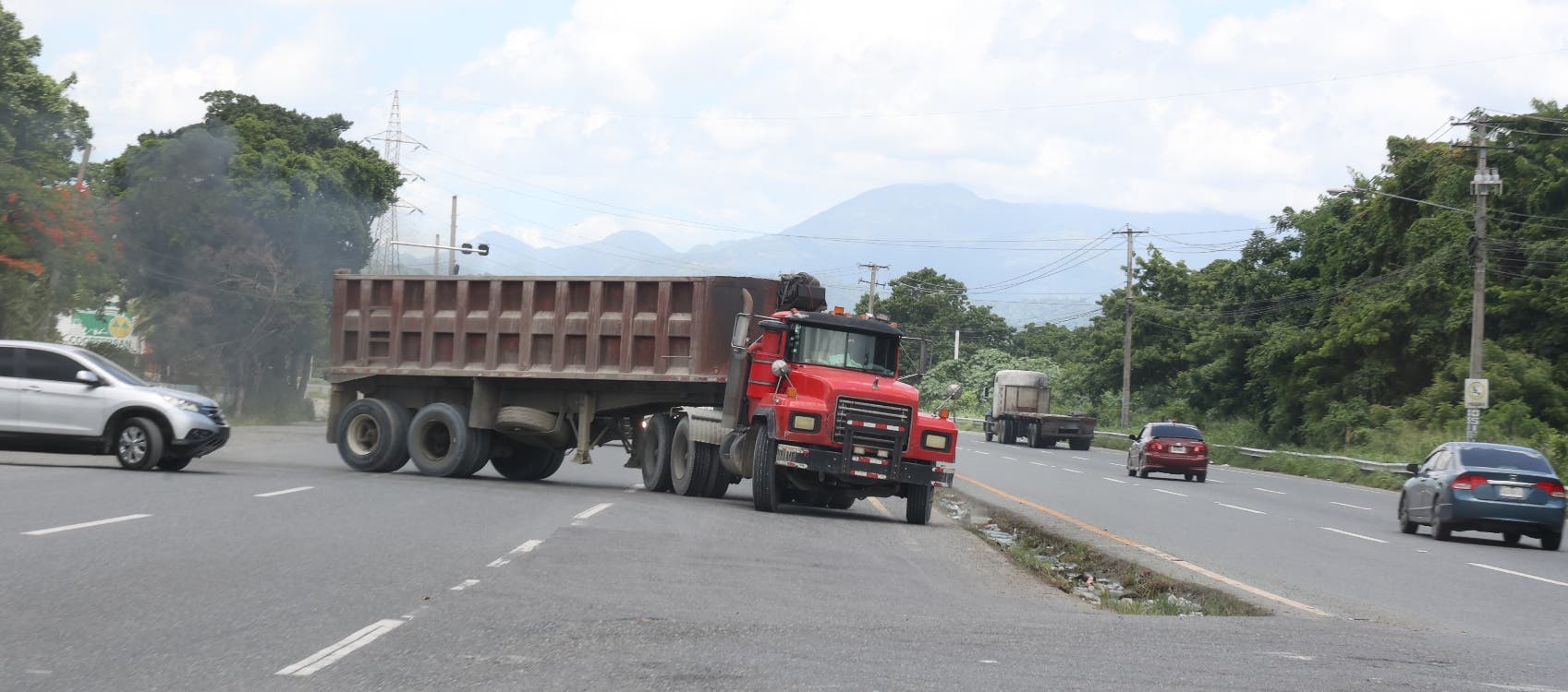 Conductores transitan “al filo de la muerte” en autopistas del país