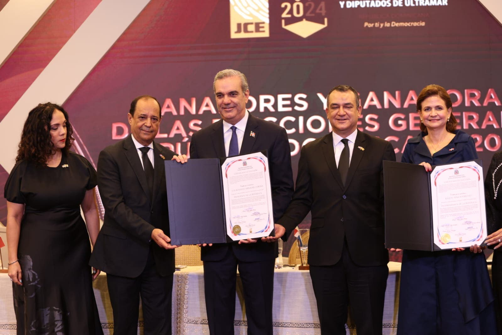 Luis Abinader y Raquel Peña reciben certificados como ganadores de las elecciones