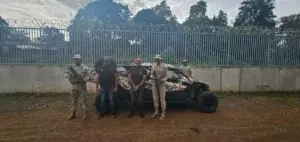 Militares arrestan hombre que cortaba alambre de trinchera de verja perimetral en la frontera