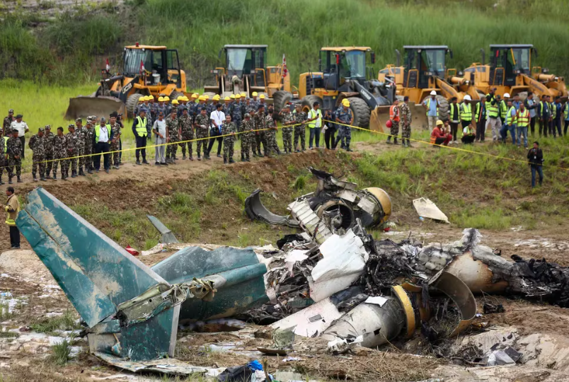 El momento en que el avión de Saurya Airlines se estrelló en Katmandú: hay 18 muertos y el piloto sobrevivió