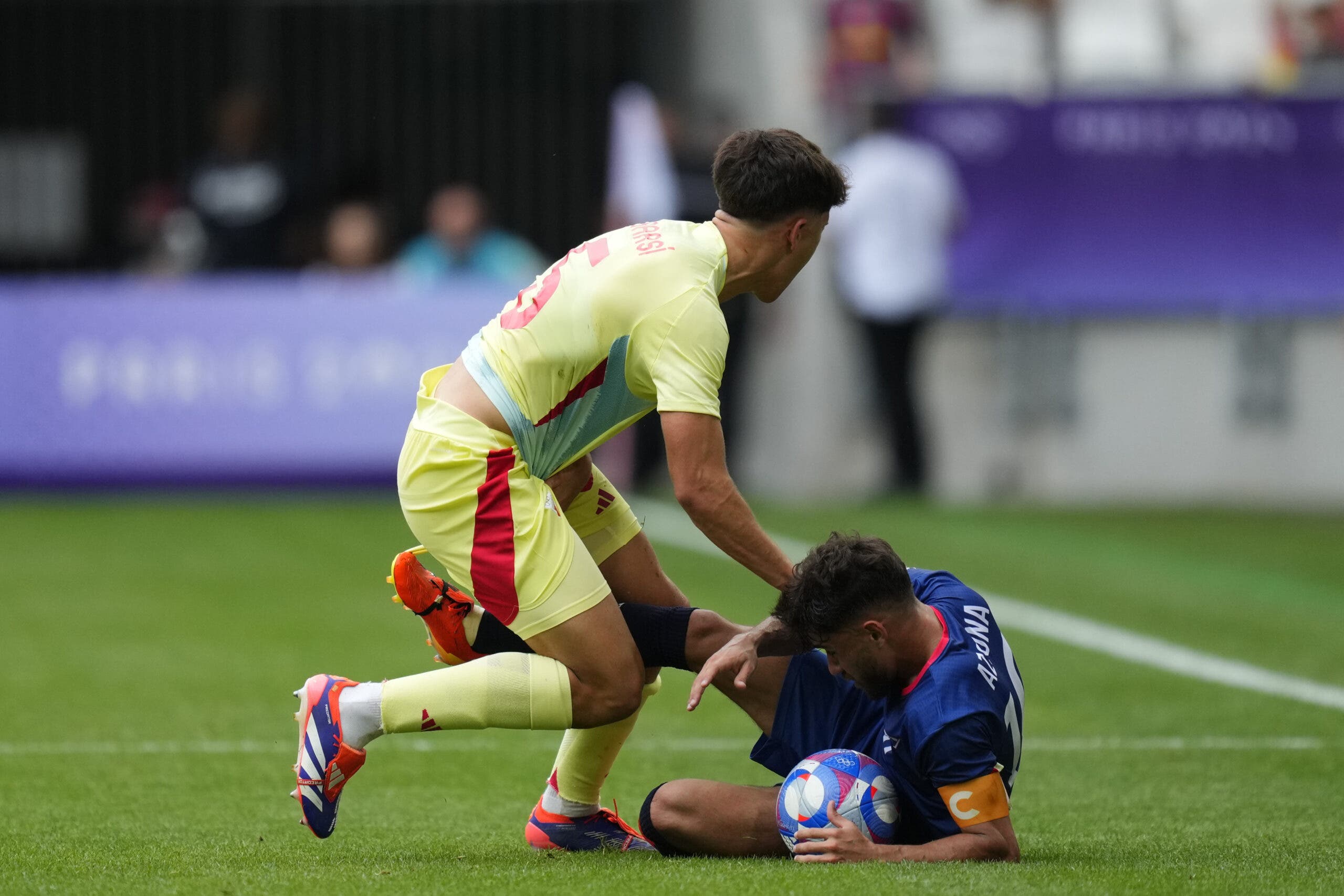 Edison Azcona, capitán dominicano, expulsado por dar una patada a Cubarsí