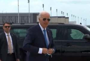 Biden aparece por primera vez en público después de poner fin a su campaña presidencial