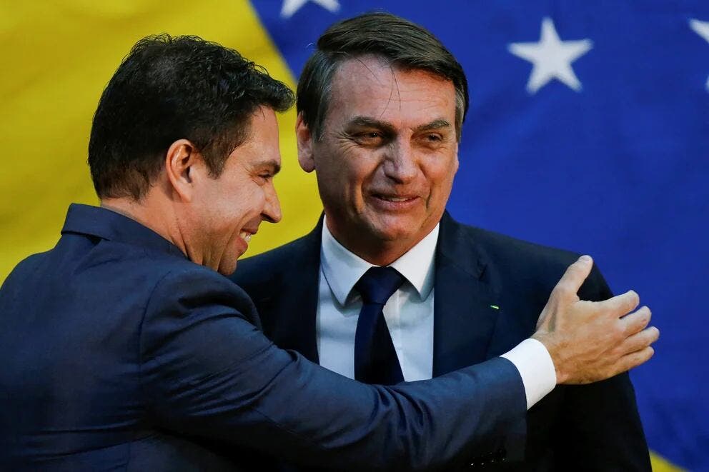 Bolsonaro defiende a su exjefe de inteligencia acusado de espionaje ilegal en Brasil