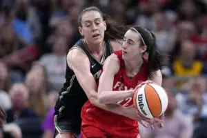 Caitlin Clark lleva a Fever a la victoria ante Liberty