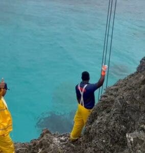 Sacan camión de las aguas del mar Caribe; revisarán si es en el que viajaba hombre reportado desaparecido