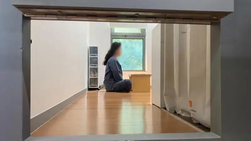 «Niños hikikomori»: por qué hay padres en Corea del Sur que se encierran en celdas para entender mejor a sus hijos