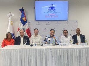 Cerca de 500 mil clientes sin energía eléctrica por paso del huracán Beryl