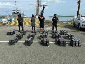 Atrapan dos hombres en una lancha con 469 kilos de cocaína