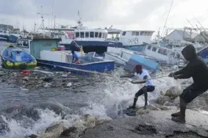 Suben a 4 los muertos en el sureste del Caribe por el paso del huracán Beryl