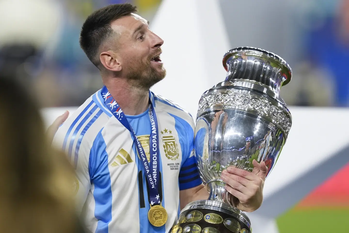 Piden disculpas a Lionel Messi por cántico racista de jugadores argentinos