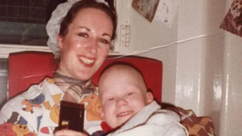 «Le di una enorme dosis de morfina que acabó con su vida»: la confesión de una madre sobre la muerte de su hijo de 7 años que tenía una enfermedad terminal