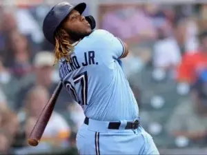 Vladdy Jr. suena su HR 21 y Azulejos dividen la doble tanda con Orioles