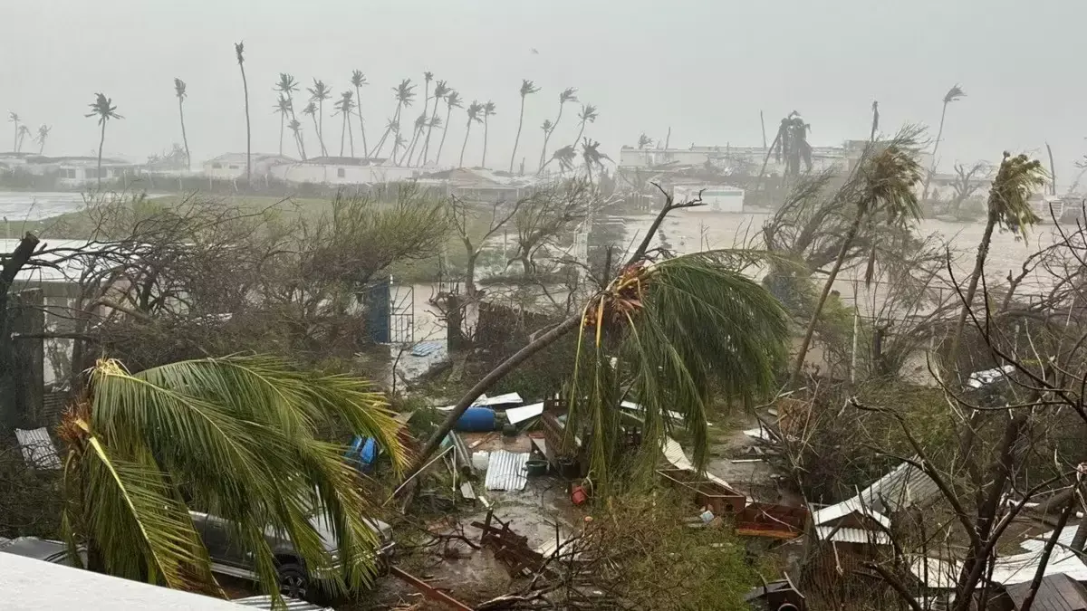Jamaica mantiene el toque de queda por el paso del huracán Beryl