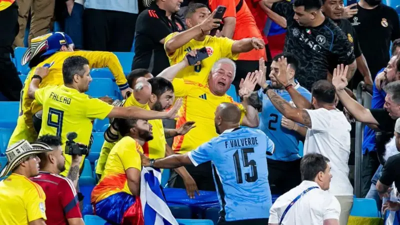 Las imágenes de la pelea entre jugadores uruguayos y aficionados colombianos tras la semifinal de la Copa América