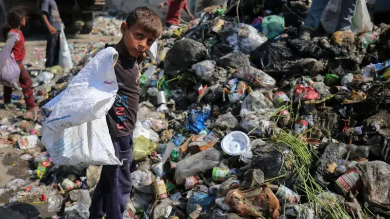 «Un infierno en la Tierra»: cómo la guerra y el bloqueo de Israel han dejado a Gaza viviendo entre aguas fecales y montañas de basura
