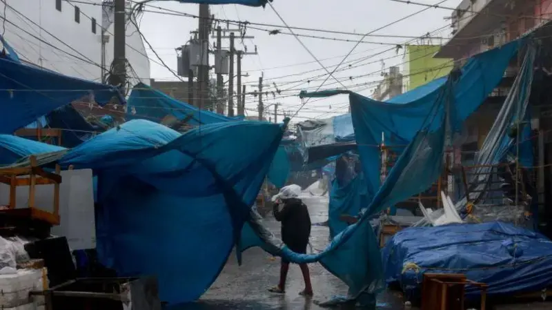 Vastas zonas inundadas y miles sin electricidad: Jamaica contabiliza los estragos dejados por el paso del huracán Beryl