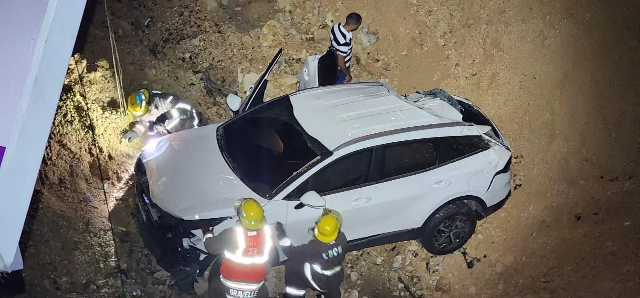 Otra jeepeta cae en hoyo de una construcción en la avenida Anacaona 