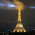 El fuego olímpico ilumina el cielo lluvioso de París