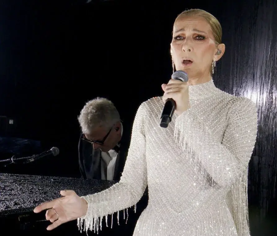 La voz de Céline Dion reaparece triunfal en lo alto de la torre Eiffel