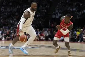 LeBron James anotó los últimos 11 puntos para Estados Unidos en la victoria por 92-88 sobre Alemania al finalizar la gira preolímpica