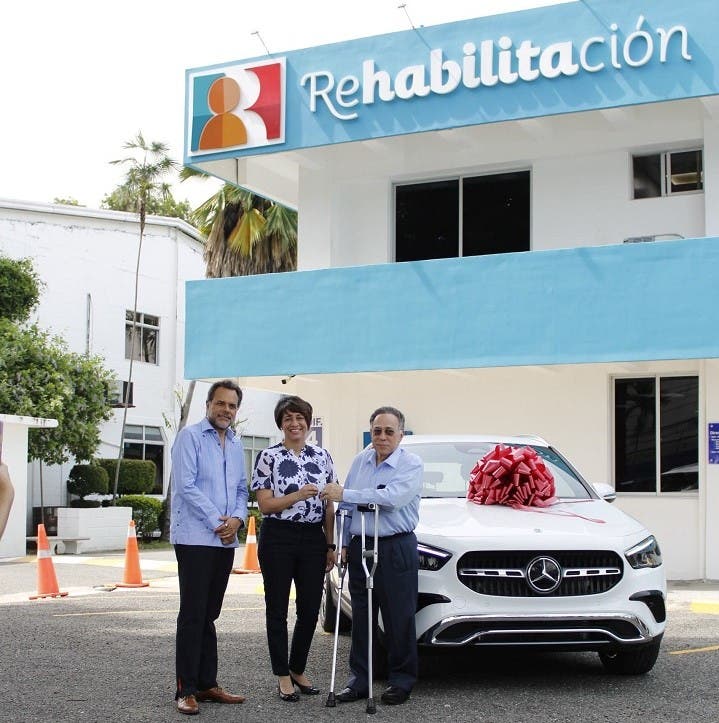 Rehabilitación y AutOzama entregaron Mercedes Benz a ganadora del Sorteo Navideño 2023