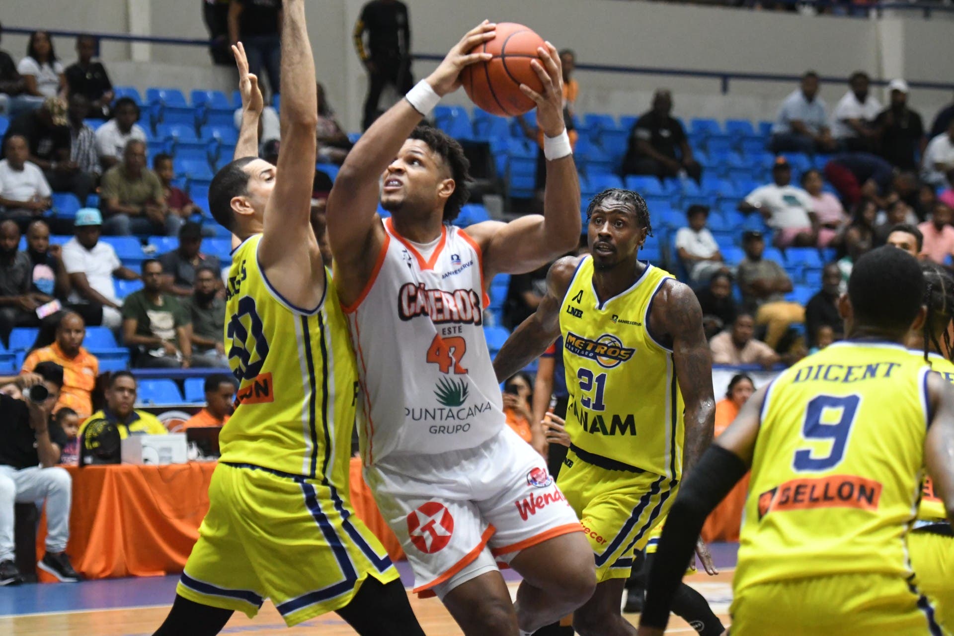 Metros, Reales e Indios triunfan en inicio fase eliminación LNB