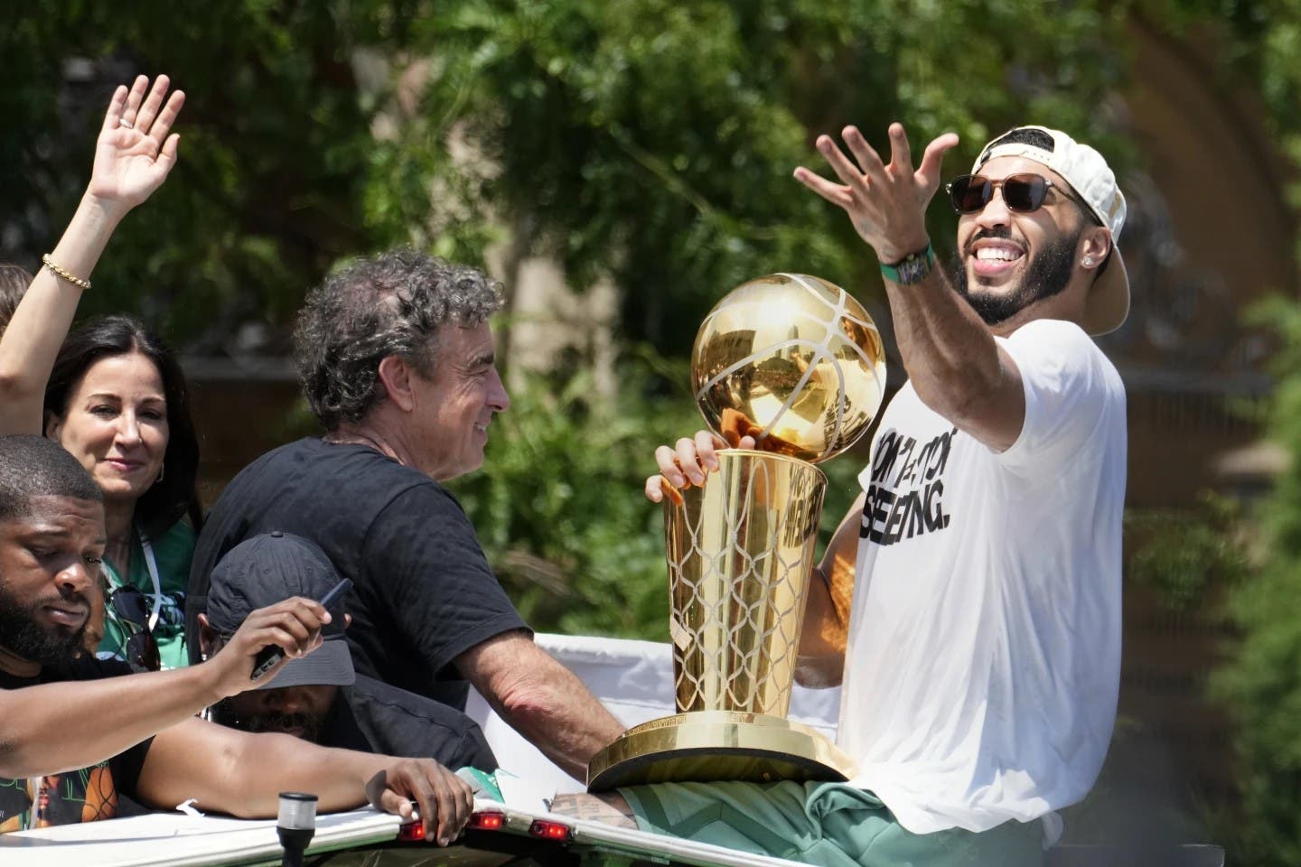 El grupo propietario del campeón de la NBA, los Boston Celtics, pone el equipo a la venta