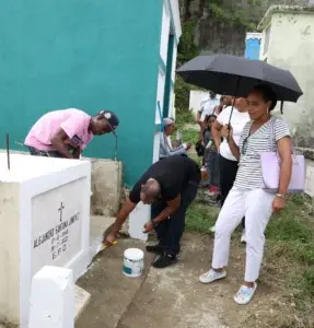 Familias acuden a cementerios en Día de los Padres