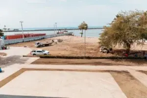 Retiran 60 toneladas de basura del monumento Montesino y su playa; reabren los parques del litoral del malecón