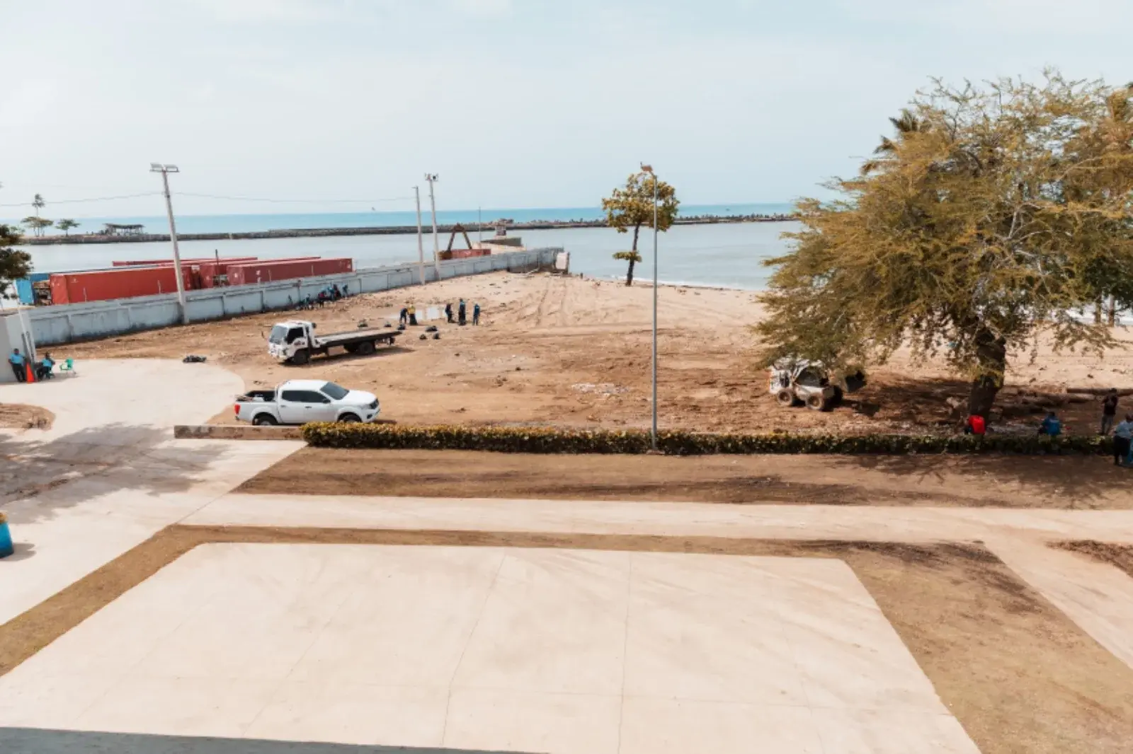 Retiran 60 toneladas de basura del monumento Montesino y su playa; reabren los parques del litoral del malecón