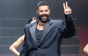 Ricky Martin se muestra muy cariñoso con hermosa mujer: «que feliz me hace tenerte cerca»