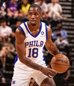 Jones firma contrato de dos vías con los Sixers