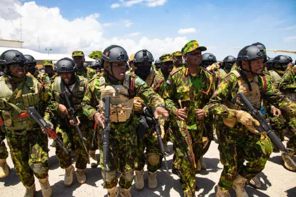 Agentes de Policía de Kenia arriban este martes al aeropuerto internacional Toussaint Louverture de Puerto Príncipe (Haití). EFE