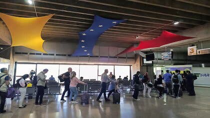 La emoción de los pasajeros de un avión al volver a Venezuela para votar: “Este domingo salimos de Maduro″