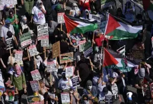 Protestantes en Chicago piden a Harris logre la paz en Gaza