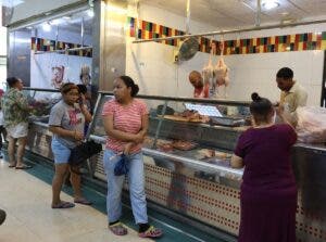 Consumidores se quejan de falta de disponibilidad y tamaño del pollo