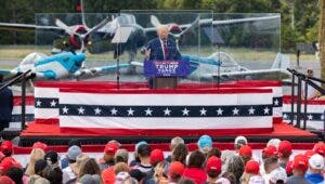 Donald Trump celebra primer mitin protegido por vidrio antibalas