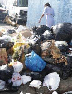 Basura obstruye paso a peatones