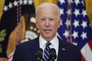 Juez bloquea programa de Biden para regularizar cónyuges de ciudadanos estadounidenses