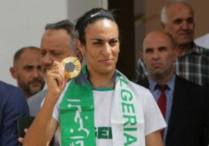 Imane Khelif regresa triunfalmente a Argelia como campeona olímpica de boxeo