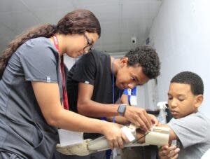 Niños y jóvenes reciben prótesis para sus manos