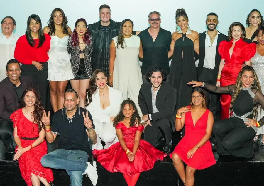 Parte del elenco de la película junto a su director Frank Perozo.  AGENCIA FOTO