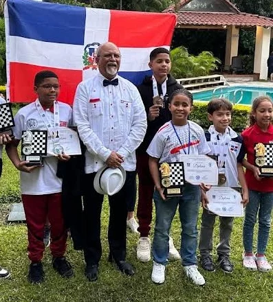 Ajedrecistas  dominicanos con  los trofeos obtenidos.