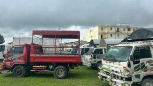 DIGESETT retiene 30 camiones por transportar personas sobre la carga en Verón y Bávaro