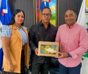 Director  Andrés de la Cruz recibe reconocimiento